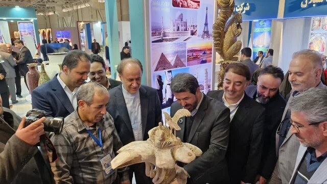 حضور تاسیسات گردشگری و هنرمندان صنایع‌دستی ملایر در نمایشگاه گردشگری تهران