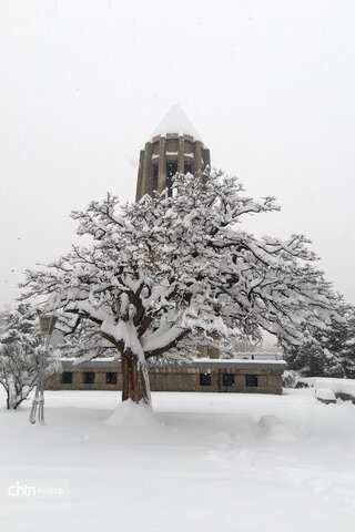 آرامگاه بوعلی سینا در آغوش زمستان