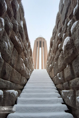 آرامگاه بوعلی سینا در آغوش زمستان