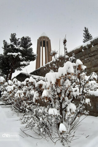 آرامگاه بوعلی سینا در آغوش زمستان