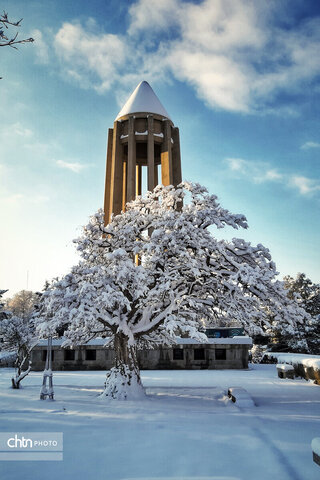 آرامگاه بوعلی سینا در آغوش زمستان