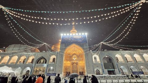 حال وهوای شب برفی مبعت پیامبر رحمت العالمین در حرم مطهر رضوی