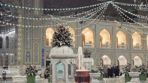 حال وهوای شب برفی مبعت پیامبر رحمت العالمین در حرم مطهر رضوی