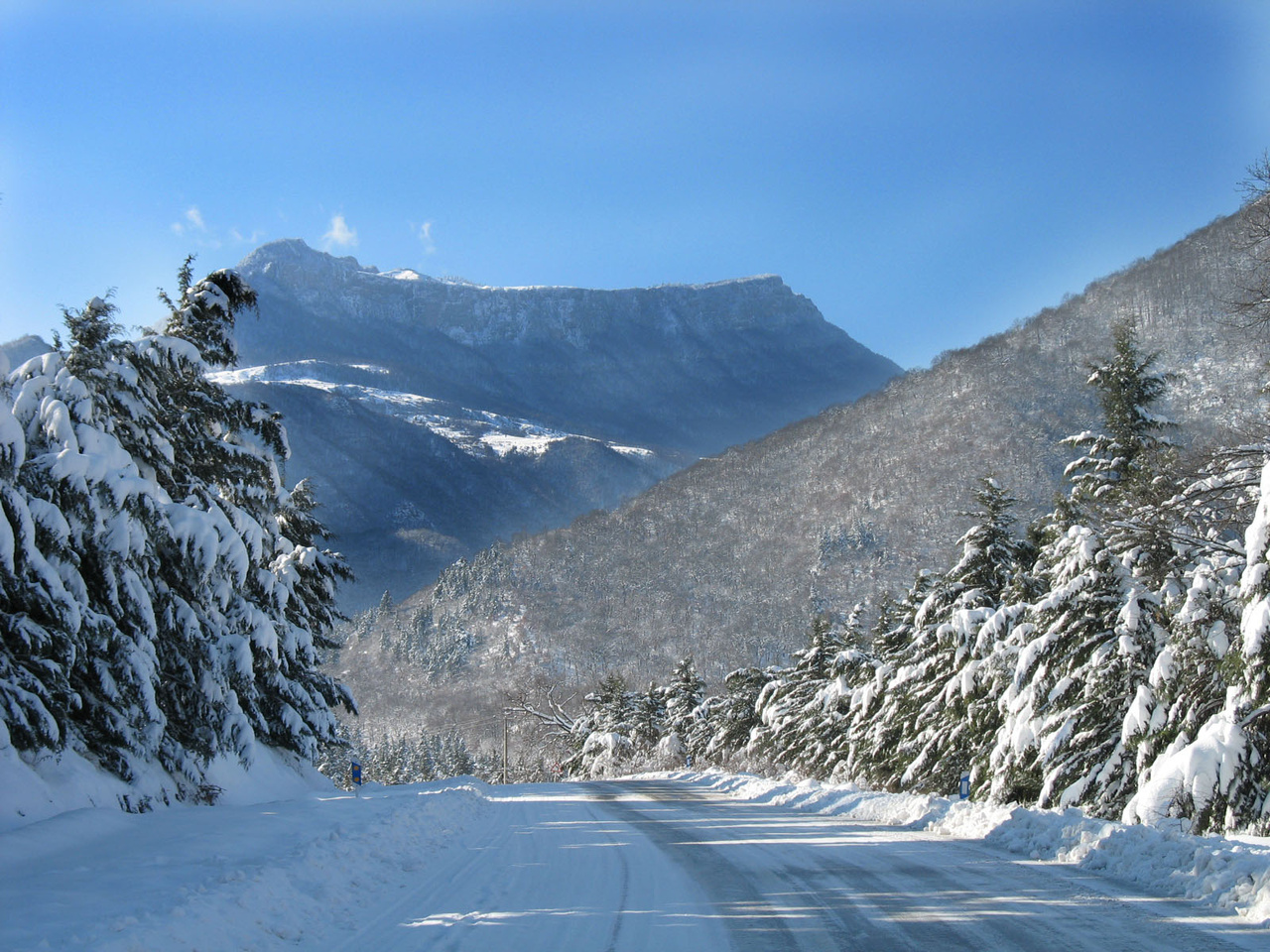 بازگشایی‌ ۱۱۱ محور روستایی گلستان در بارش برف اخیر