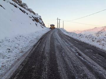 بارش برف در راه‌های کوهستانی همدان/ رانندگان از سفر غیرضرور پرهیز کنند