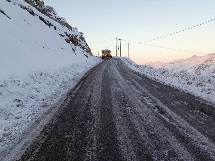 بارش برف در راه‌های کوهستانی همدان/ رانندگان از سفر غیرضرور پرهیز کنند