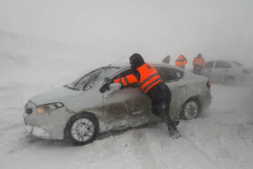 تلاش راهداران برای بازگشایی جاده اردبیل - آستارا