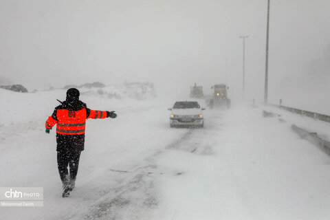 تلاش راهداران برای بازگشایی جاده اردبیل - آستارا