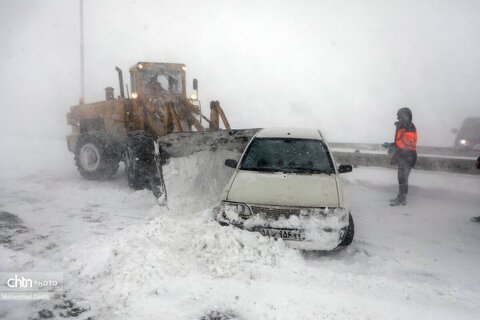 تلاش راهداران برای بازگشایی جاده اردبیل - آستارا