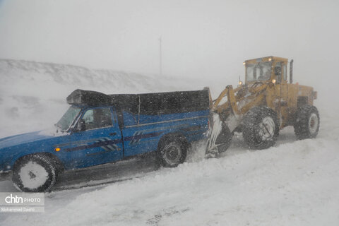 تلاش راهداران برای بازگشایی جاده اردبیل - آستارا