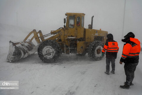تلاش راهداران برای بازگشایی جاده اردبیل - آستارا