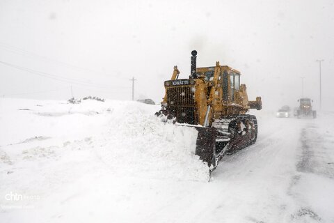 تلاش راهداران برای بازگشایی جاده اردبیل - آستارا