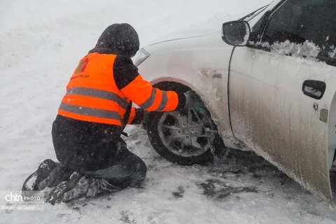 تلاش راهداران برای بازگشایی جاده اردبیل - آستارا
