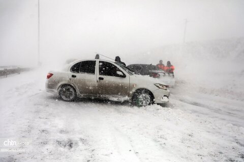 تلاش راهداران برای بازگشایی جاده اردبیل - آستارا
