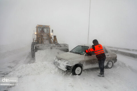 تلاش راهداران برای بازگشایی جاده اردبیل - آستارا