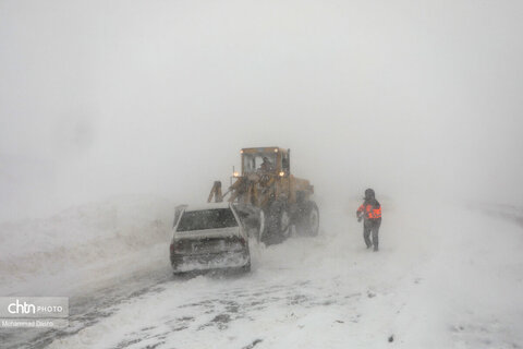 تلاش راهداران برای بازگشایی جاده اردبیل - آستارا
