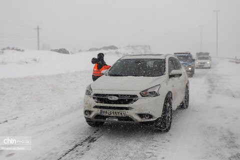 تلاش راهداران برای بازگشایی جاده اردبیل - آستارا