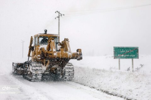 تلاش راهداران برای بازگشایی جاده اردبیل - آستارا