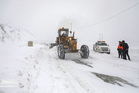 تلاش راهداران برای بازگشایی جاده اردبیل - آستارا
