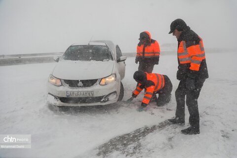 تلاش راهداران برای بازگشایی جاده اردبیل - آستارا