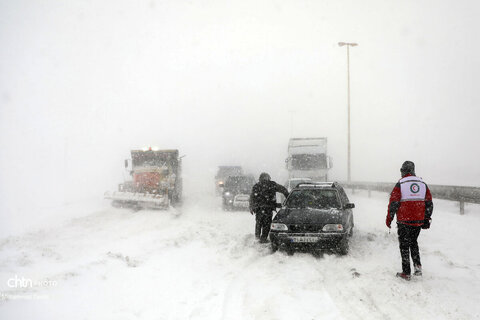 تلاش راهداران برای بازگشایی جاده اردبیل - آستارا