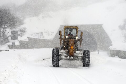 تلاش راهداران برای بازگشایی جاده اردبیل - آستارا