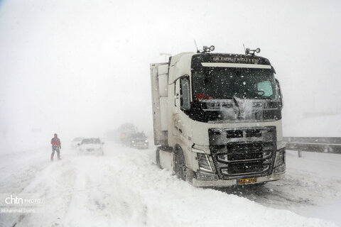تلاش راهداران برای بازگشایی جاده اردبیل - آستارا