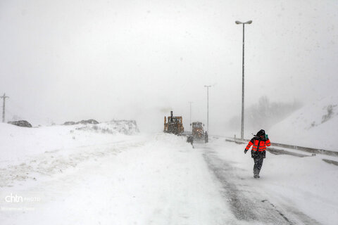 تلاش راهداران برای بازگشایی جاده اردبیل - آستارا