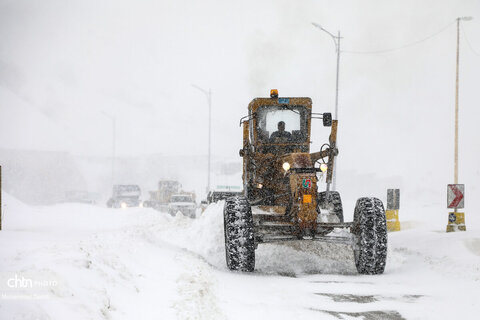 تلاش راهداران برای بازگشایی جاده اردبیل - آستارا