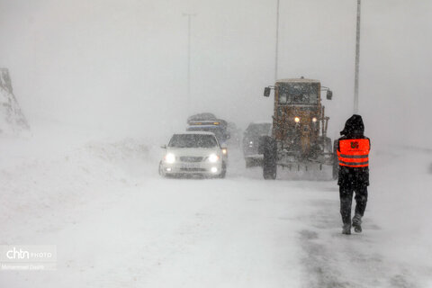 تلاش راهداران برای بازگشایی جاده اردبیل - آستارا