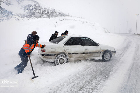 تلاش راهداران برای بازگشایی جاده اردبیل - آستارا