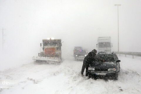 تلاش راهداران برای بازگشایی جاده اردبیل - آستارا