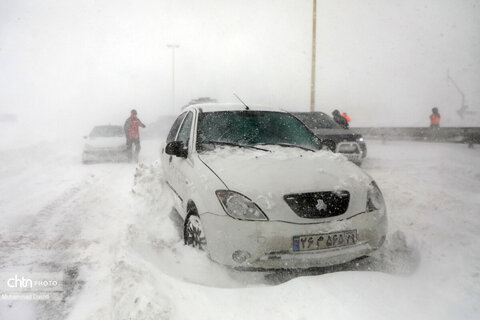 تلاش راهداران برای بازگشایی جاده اردبیل - آستارا