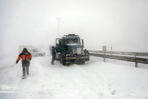 تلاش راهداران برای بازگشایی جاده اردبیل - آستارا