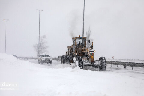 تلاش راهداران برای بازگشایی جاده اردبیل - آستارا