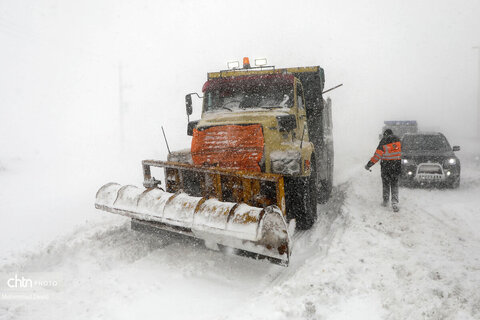 تلاش راهداران برای بازگشایی جاده اردبیل - آستارا