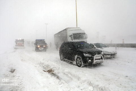 تلاش راهداران برای بازگشایی جاده اردبیل - آستارا