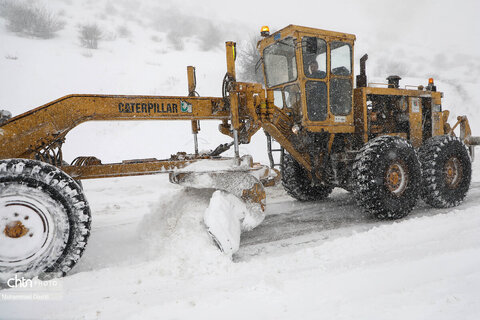 تلاش راهداران برای بازگشایی جاده اردبیل - آستارا