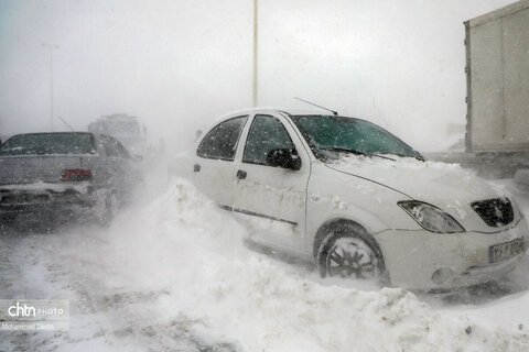 تلاش راهداران برای بازگشایی جاده اردبیل - آستارا