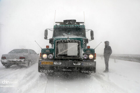 تلاش راهداران برای بازگشایی جاده اردبیل - آستارا