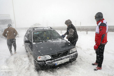تلاش راهداران برای بازگشایی جاده اردبیل - آستارا
