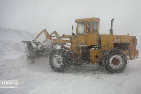 تلاش راهداران برای بازگشایی جاده اردبیل - آستارا