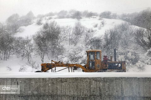 تلاش راهداران برای بازگشایی جاده اردبیل - آستارا