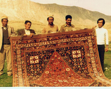 رنگ، لعاب و طرح‌های ذهنی قشقایی‌ها به سیاه چادرها جلوه می‌دهد