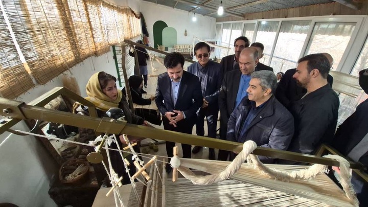 بازدید معاون رئیس‌جمهوری در امور توسعه روستایی و مناطق محروم کشور از نمایشگاه منسوجات دستباف در روستای محمودآباد تربت جام