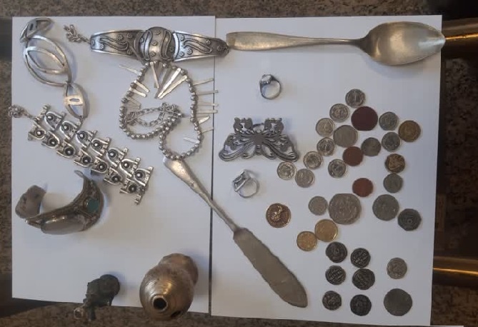 ۱۲ شی فلزی و ۳۳ سکه در خدابنده کشف شد