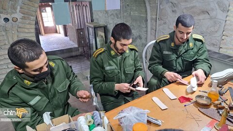 آموزش رایگان چاروق‌دوزی در موزه مردم‌شناسی رختشویخانه به سربازان