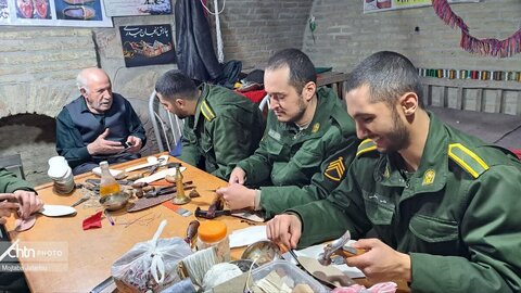 آموزش رایگان چاروق‌دوزی در موزه مردم‌شناسی رختشویخانه به سربازان