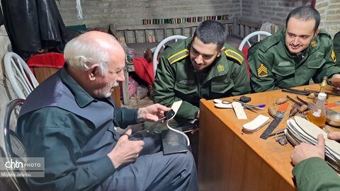 آموزش رایگان چاروق‌دوزی در موزه مردم‌شناسی رختشویخانه به سربازان