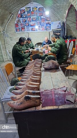 آموزش رایگان چاروق‌دوزی در موزه مردم‌شناسی رختشویخانه به سربازان